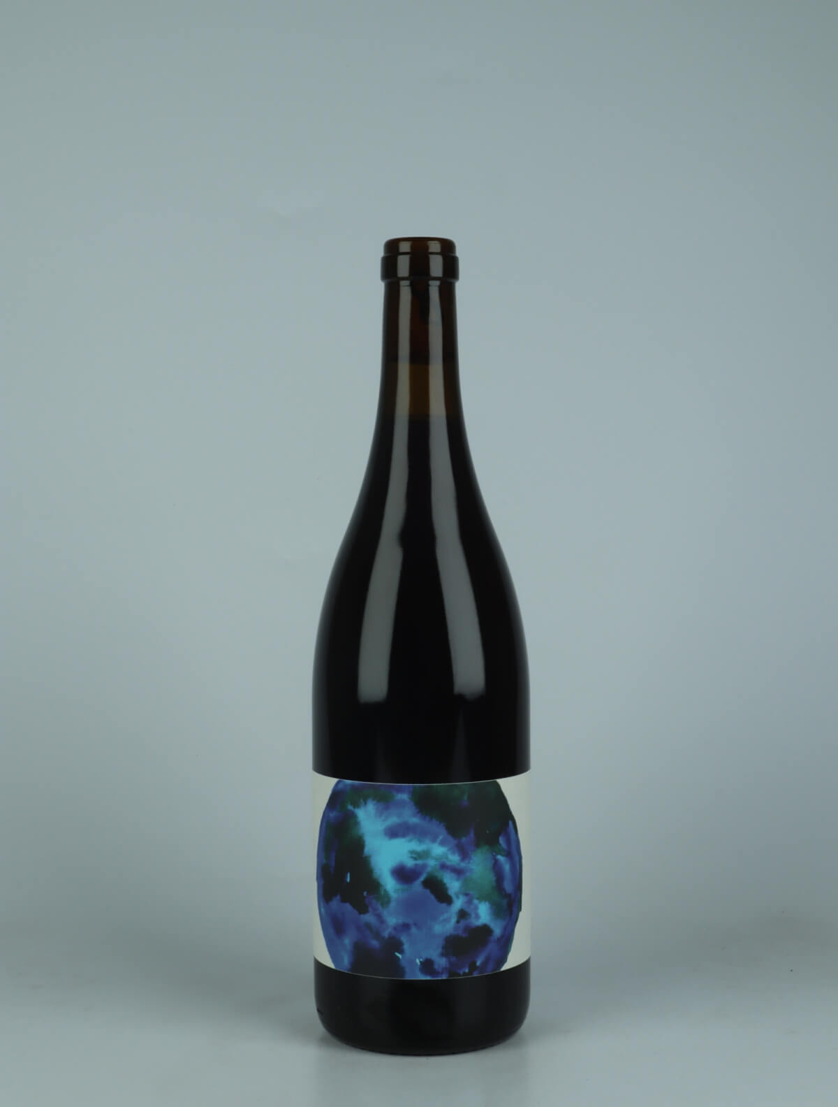 A bottle 2023 La Courte Echelle - Pinot Noir Rødvin from Domaine des Ourobores, Jura in Frankrig