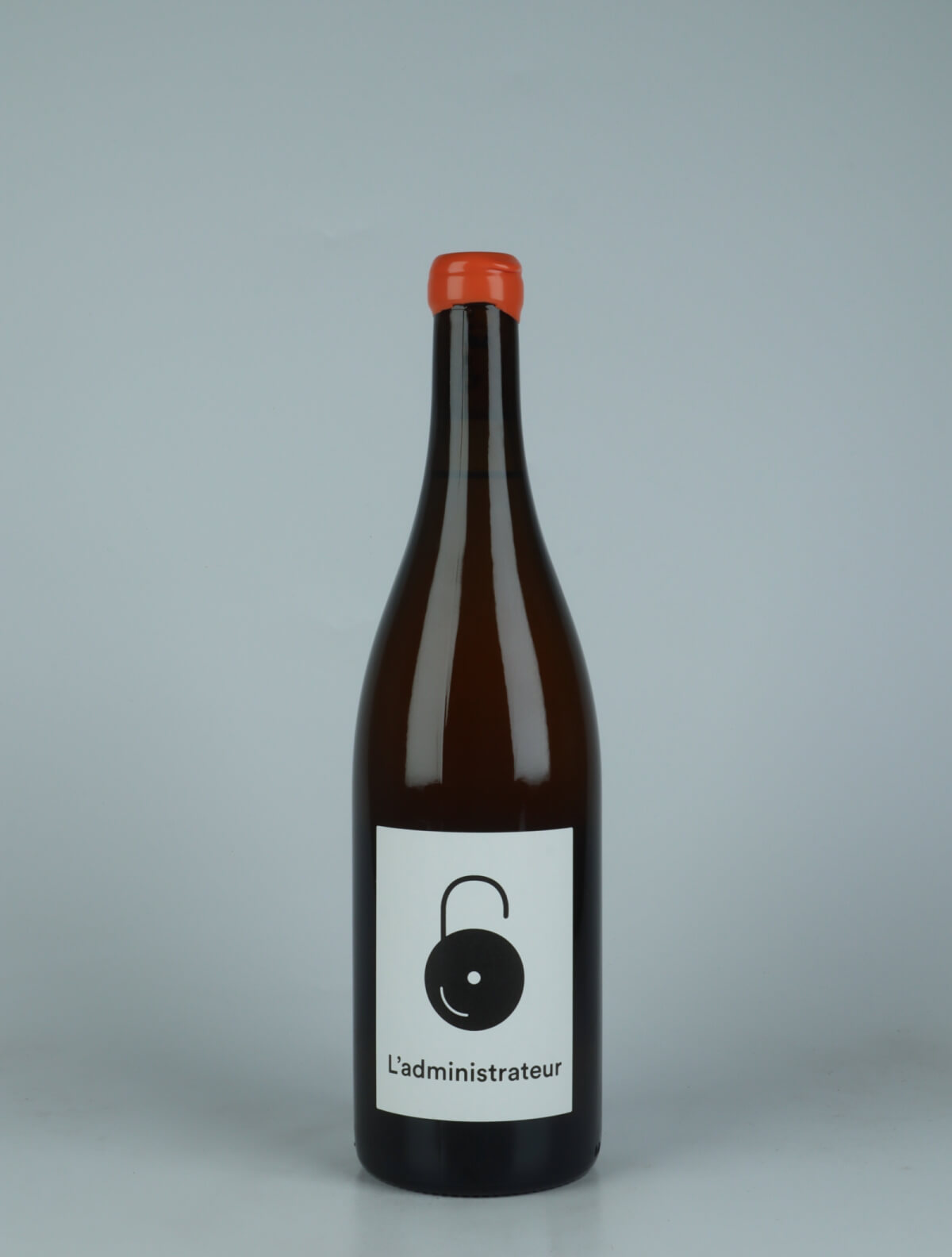 A bottle 2023 L'Administrateur Orange vin from The Office, Loire in Frankrig
