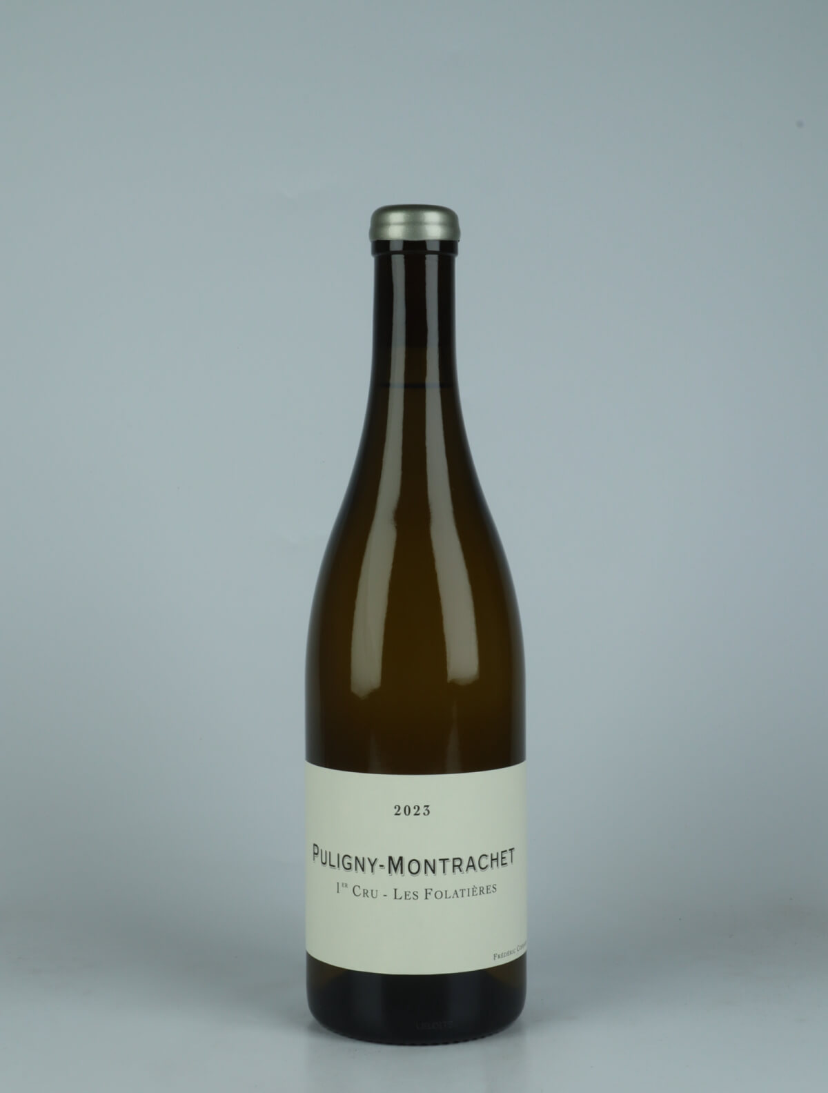 A bottle 2023 Puligny Montrachet 1. Cru - Folatières Hvidvin from Frédéric Cossard, Bourgogne in Frankrig