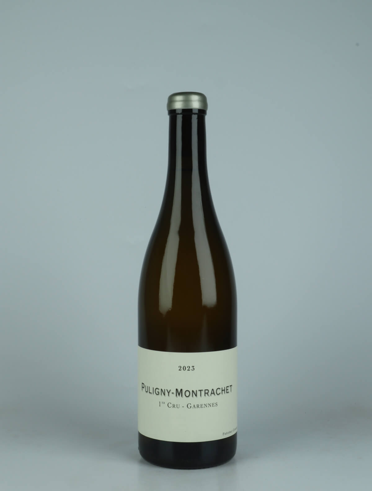 A bottle 2023 Puligny Montrachet 1. Cru - Garennes Hvidvin from Frédéric Cossard, Bourgogne in Frankrig