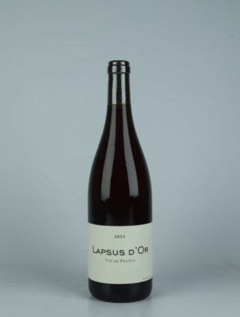 A bottle 2023 Lapsus d'Or - Ploussard Red wine from Frédéric Cossard, Jura in France