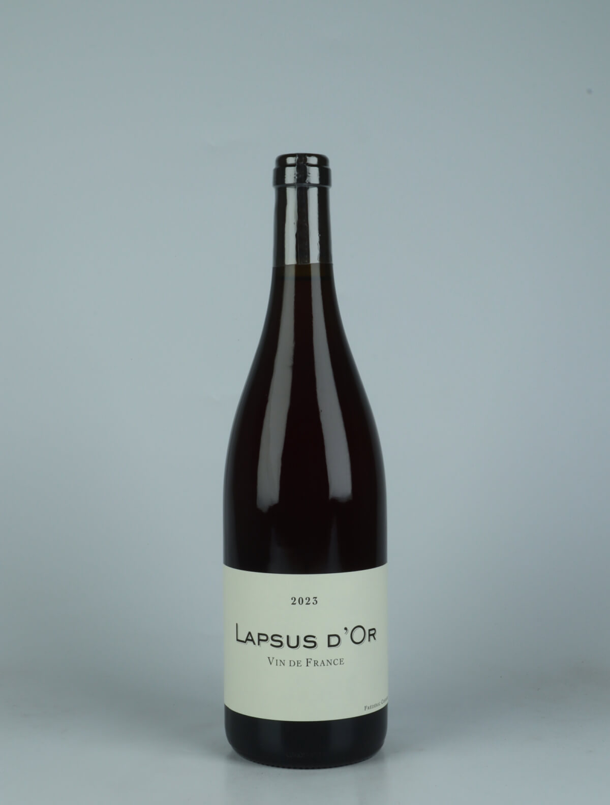 A bottle 2023 Lapsus d'Or - Ploussard Rødvin from Frédéric Cossard, Jura in Frankrig