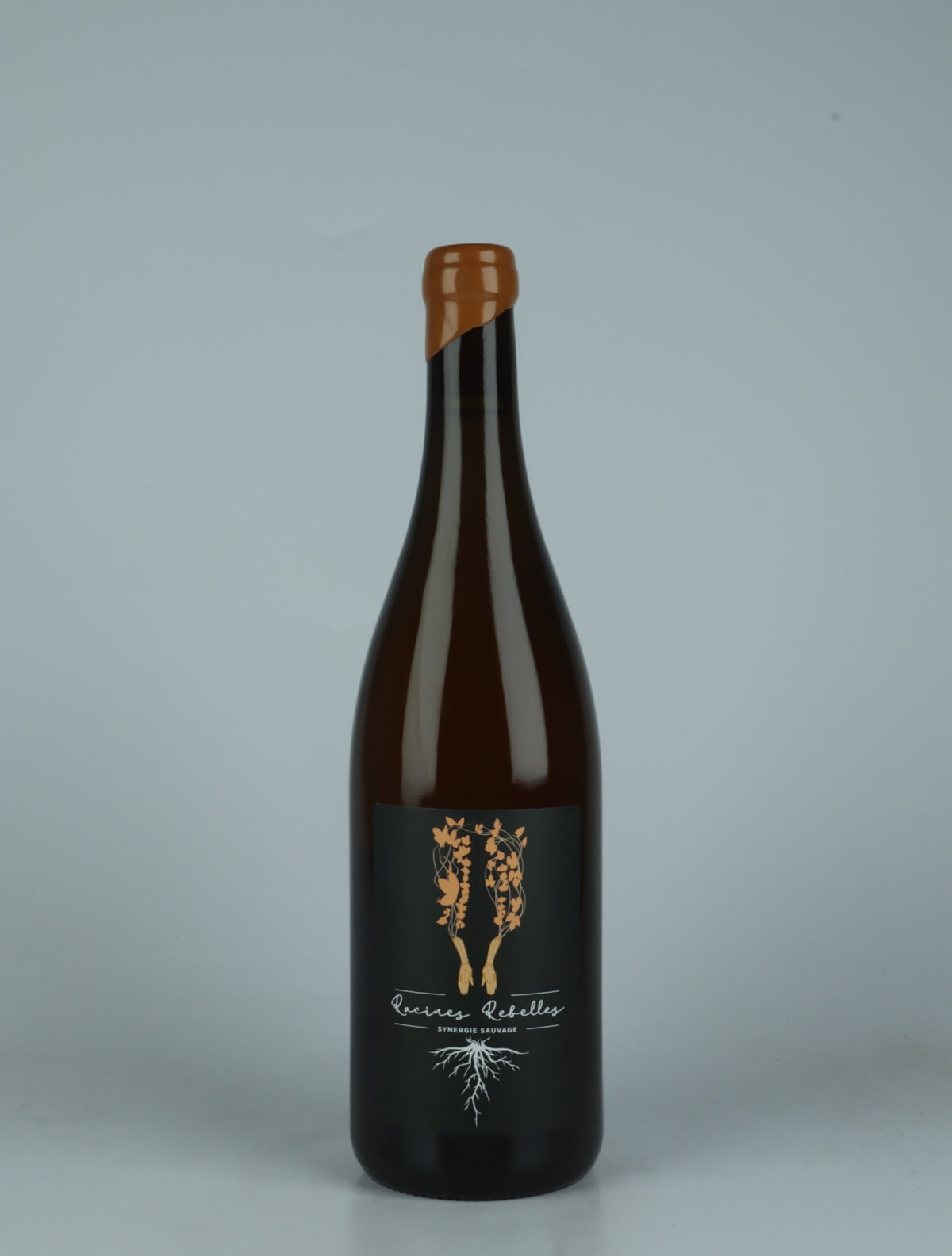 A bottle 2023 Synergie Sauvage Hvidvin from Racines Rebelles, Moselle in Luxemburg