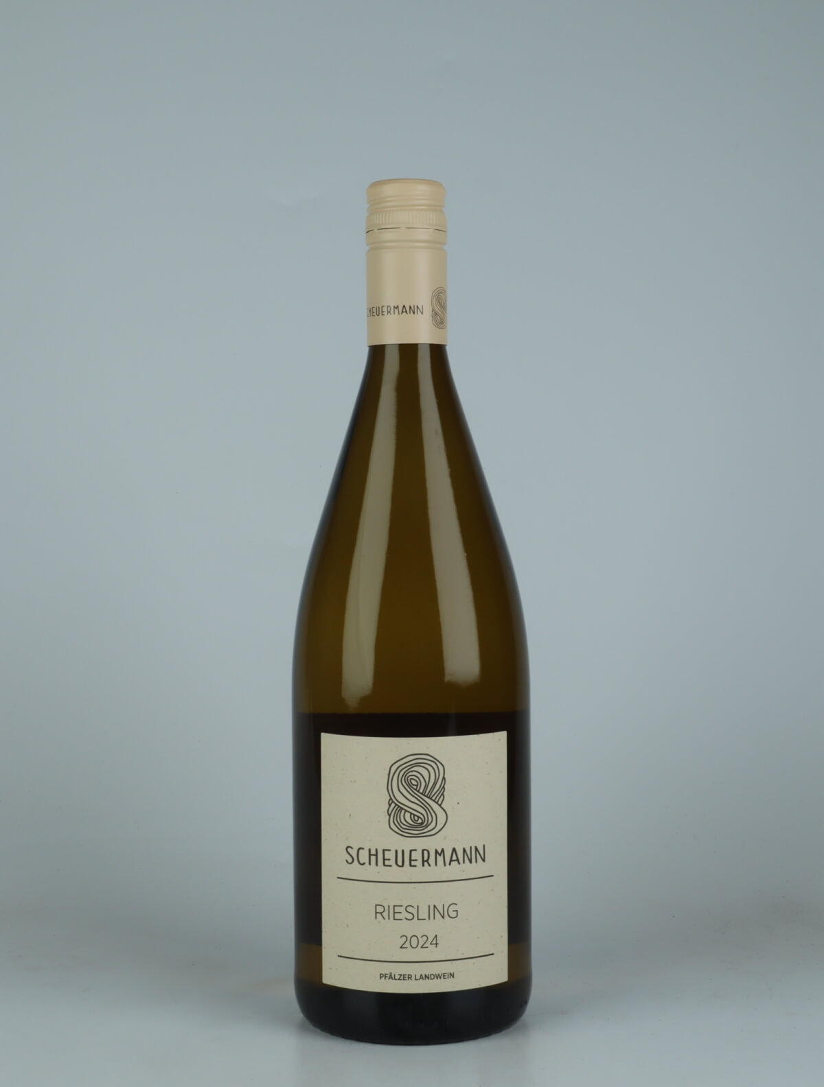 A bottle 2024 Riesling Trocken Liter Hvidvin from Weingut Scheuermann, Pfalz in Tyskland
