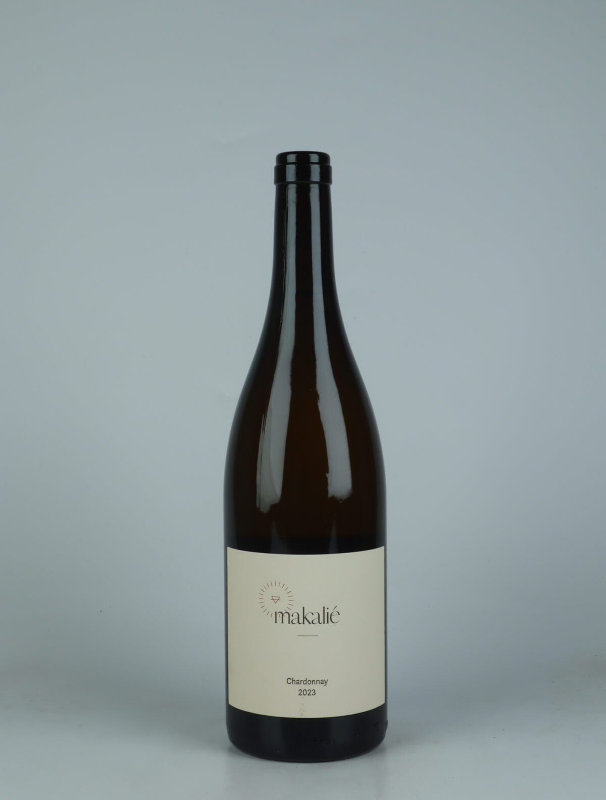 A bottle 2023 Chardonnay Hvidvin from Makalié, Baden in Tyskland