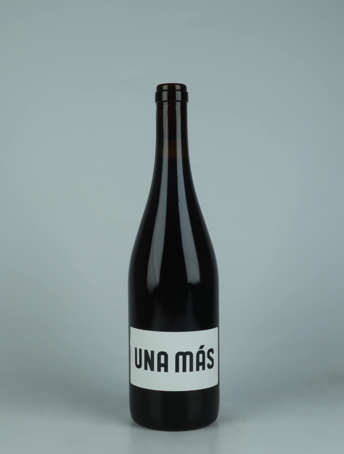 A bottle 2022 Una Más Rødvin from Bodega Frontio, Arribes in Spanien