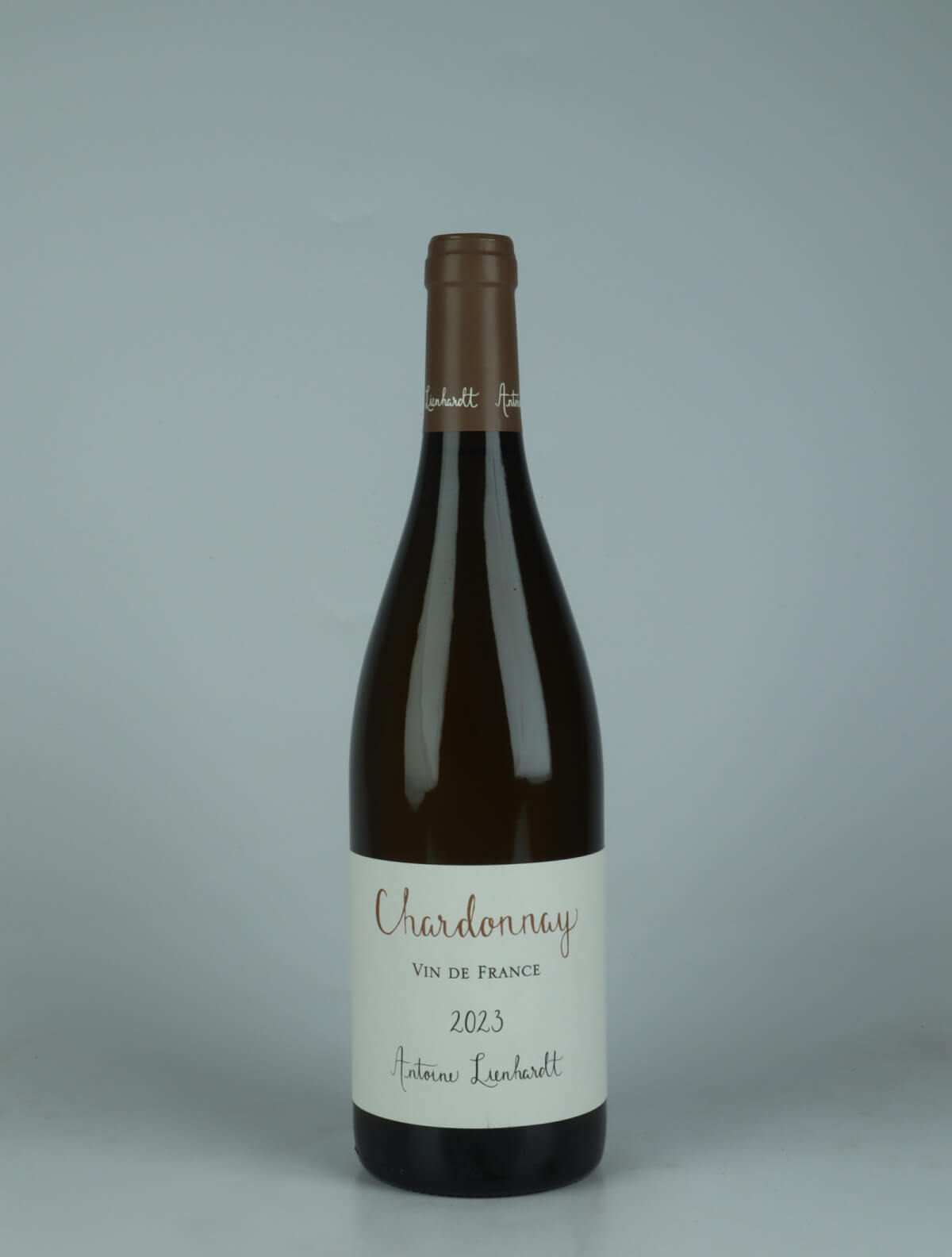 A bottle 2023 VdF Chardonnay Hvidvin from Antoine Lienhardt, Bourgogne in Frankrig