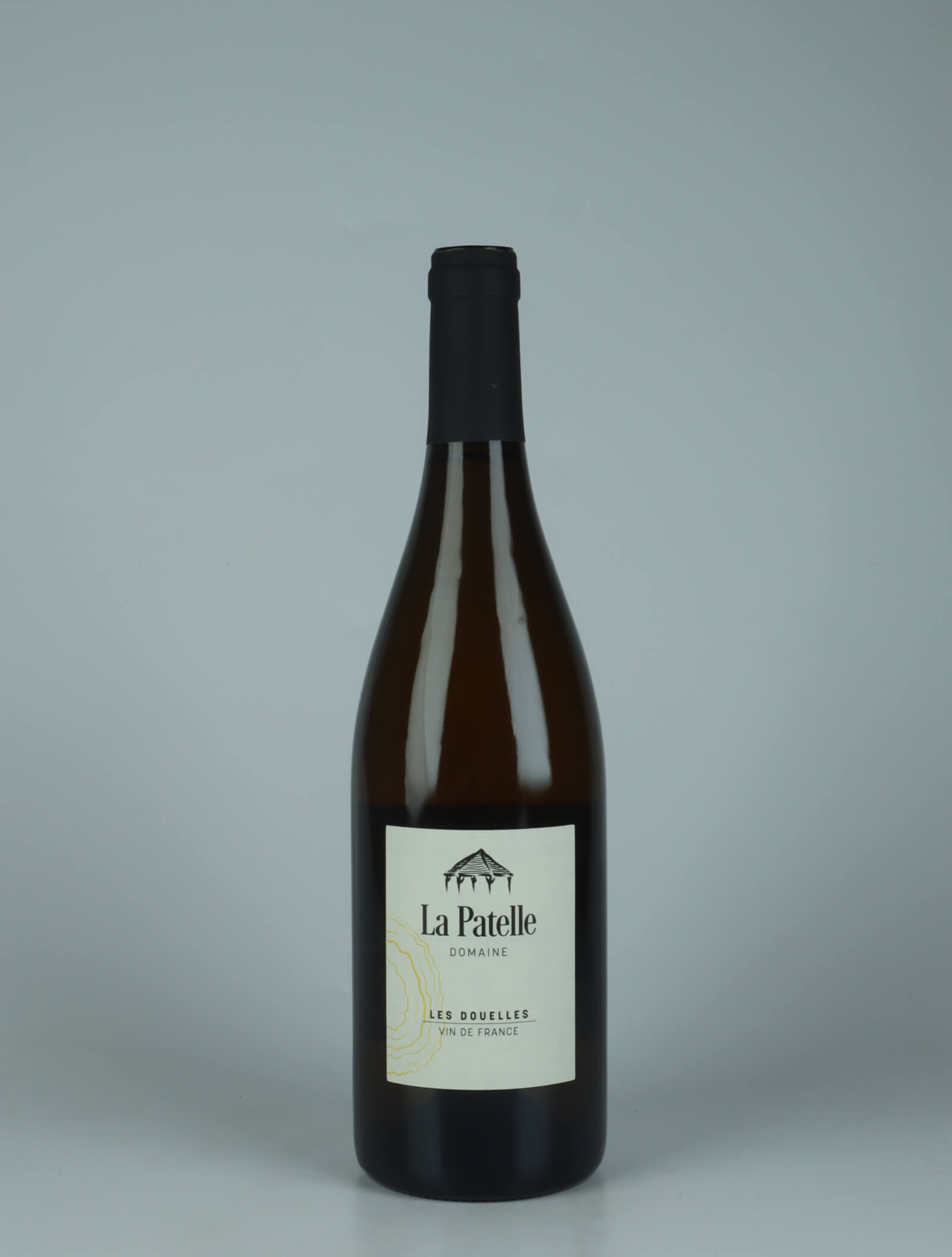 A bottle 2022 Les Douelles - Chardonnay Hvidvin from Domaine de La Patelle, Jura in Frankrig