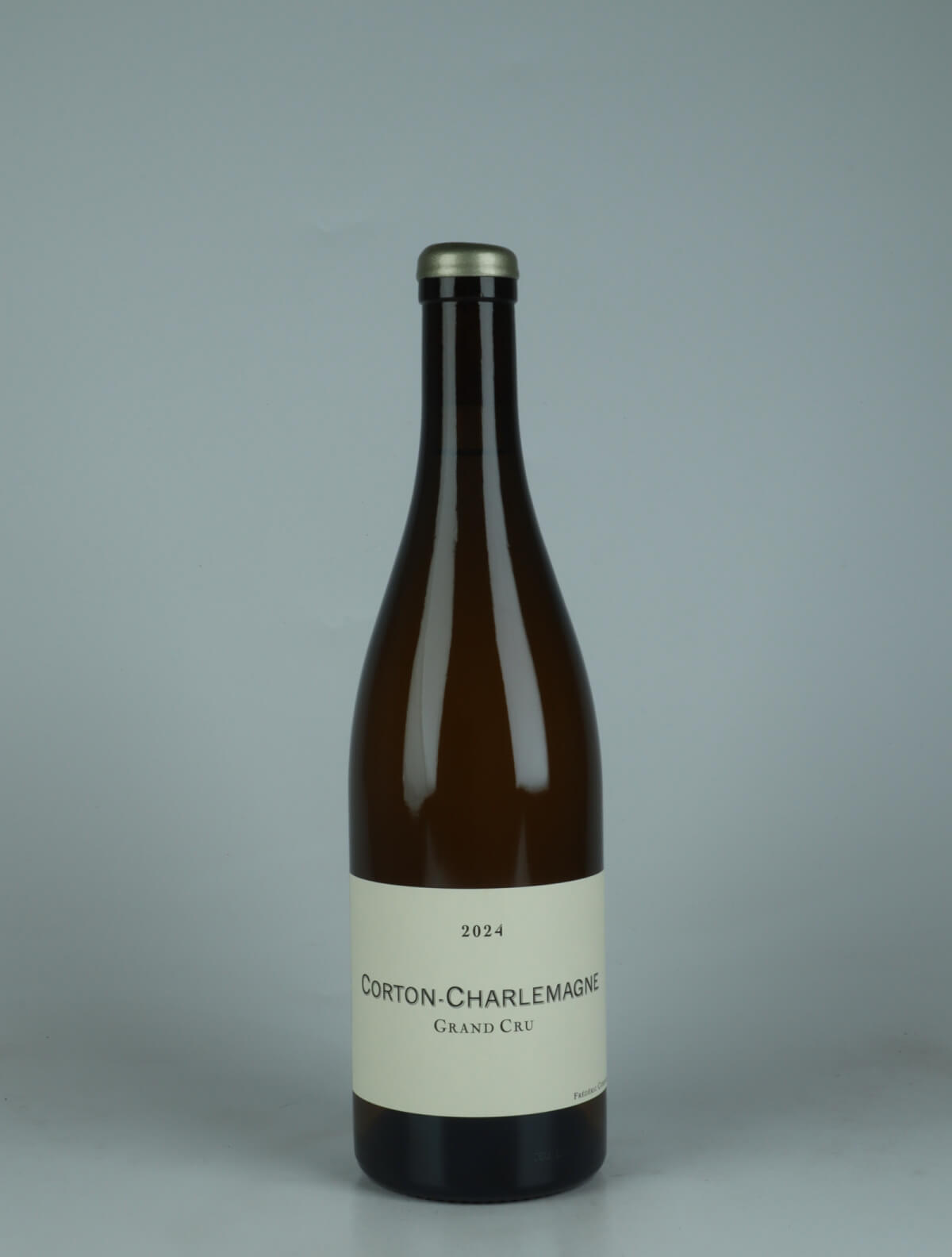 A bottle 2024 Grand Cru Corton-Charlemagne Hvidvin from Frédéric Cossard, Bourgogne in Frankrig