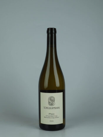 A bottle 2025 Chardonnay & Weissburgunder White wine from Weingut Scheuermann, Pfalz in Germany