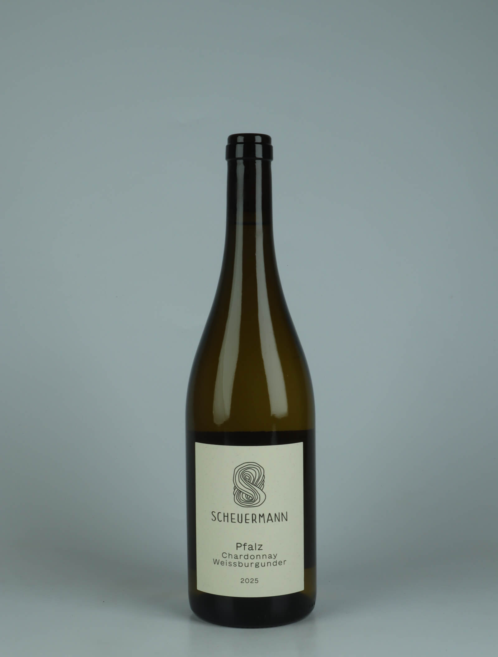 A bottle 2025 Chardonnay & Weissburgunder White wine from Weingut Scheuermann, Pfalz in Germany