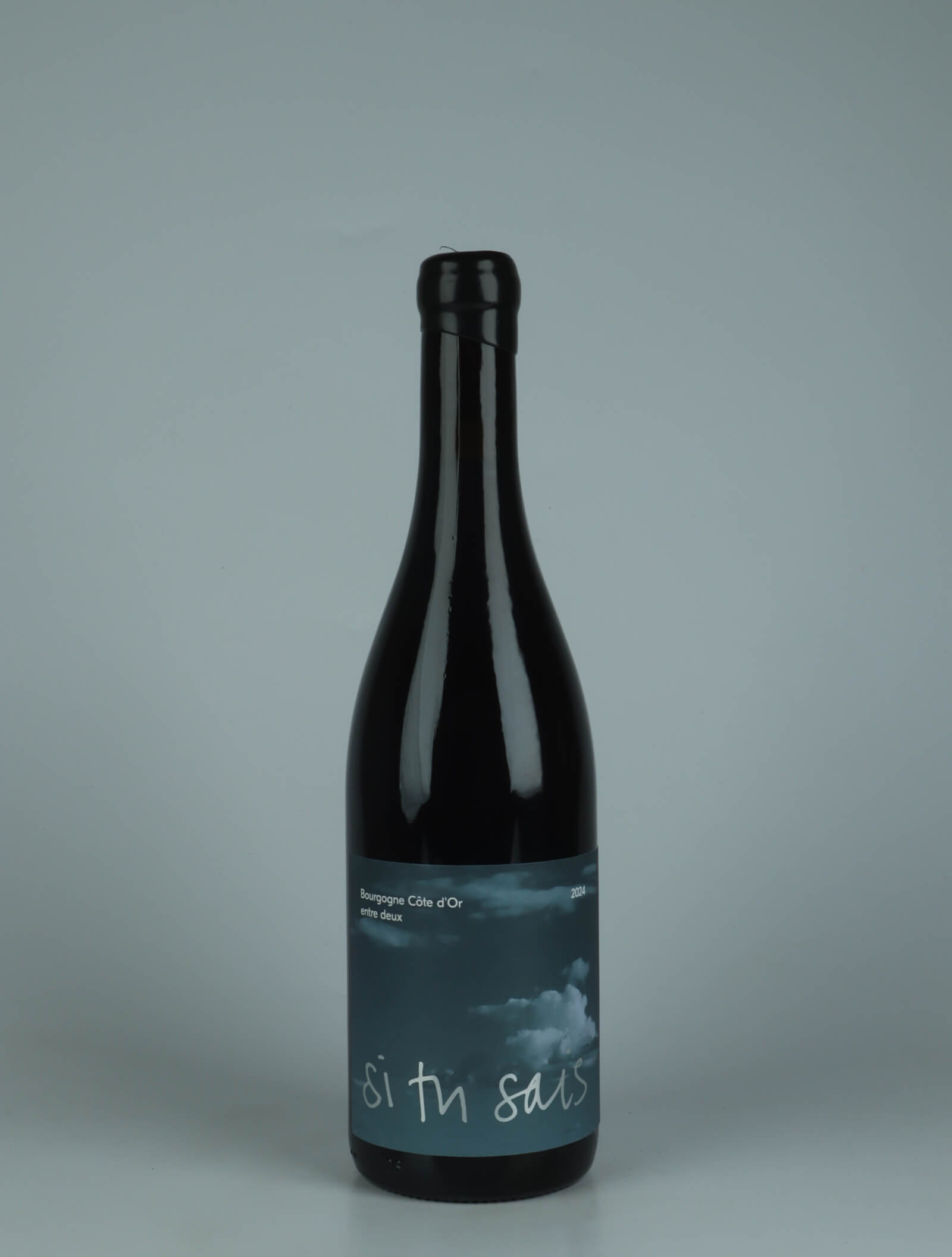 A bottle 2024 Bourgogne Rouge Cote d'Or - Entre Deux Rødvin from Si Tu Sais, Bourgogne in Frankrig