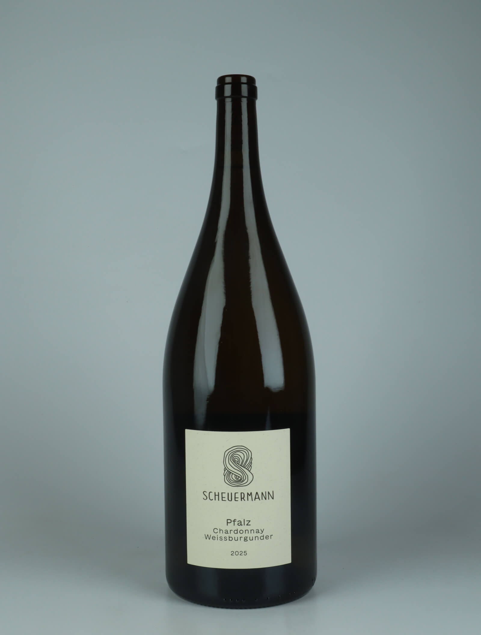 A bottle 2025 Chardonnay & Weissburgunder Hvidvin from Weingut Scheuermann, Pfalz in Tyskland