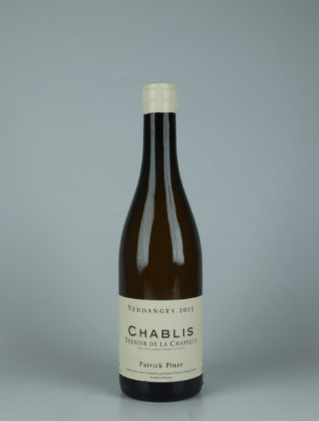 A bottle 2025 Chablis - Terroir de la Chapelle Hvidvin from Patrick Piuze, Bourgogne in Frankrig