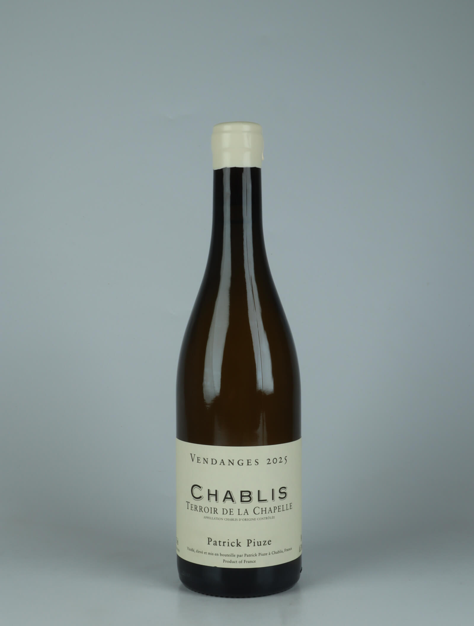 A bottle 2025 Chablis - Terroir de la Chapelle Hvidvin from Patrick Piuze, Bourgogne in Frankrig
